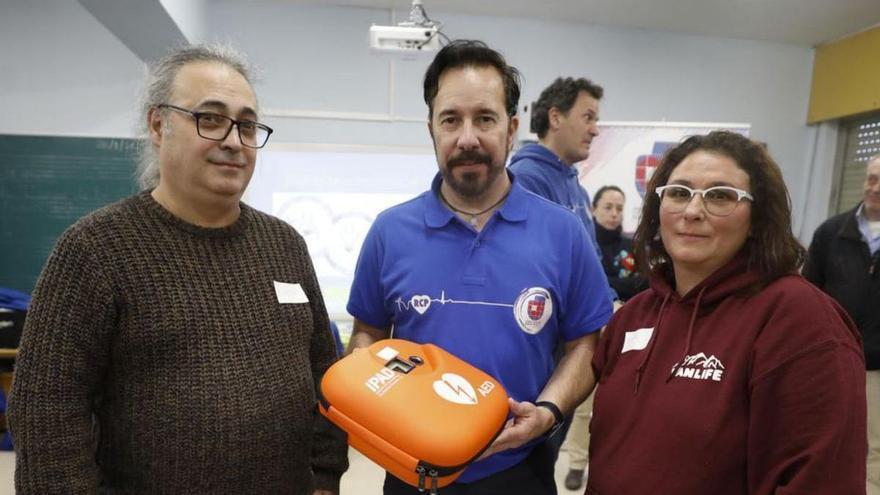 Una descarga con mucho corazón: el colegio Parque Infantil de Oviedo recibe un desfibrilador