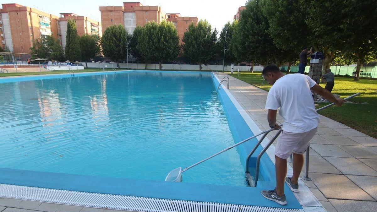 Operario limpia uno de los vasos de las instalaciones de la Fuensanta.