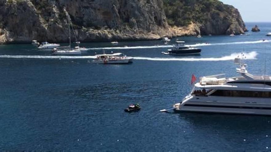 Las barcas conquistan la última cala secreta de Xàbia