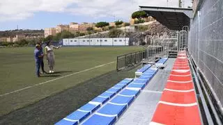El Ayuntamiento instala unas nuevas gradas en el campo de fútbol de La Mayordomía II