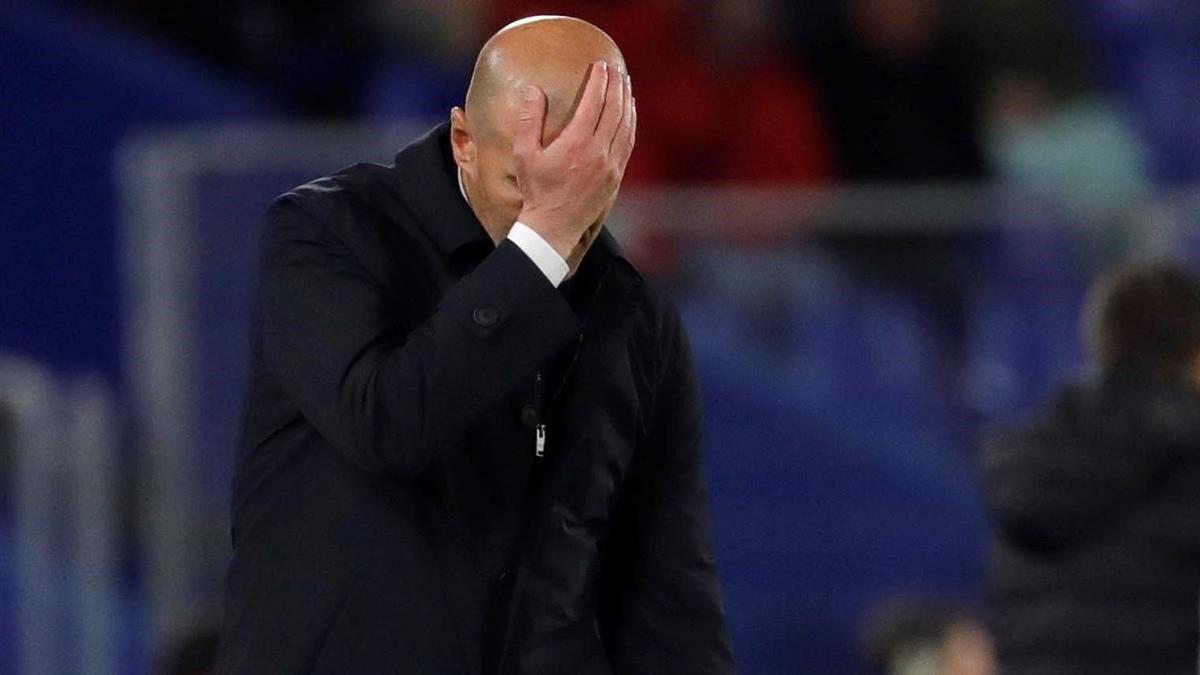 Zidane se lamenta durante el Getafe-Madrid en el Coliseum Alfonso Pérez.