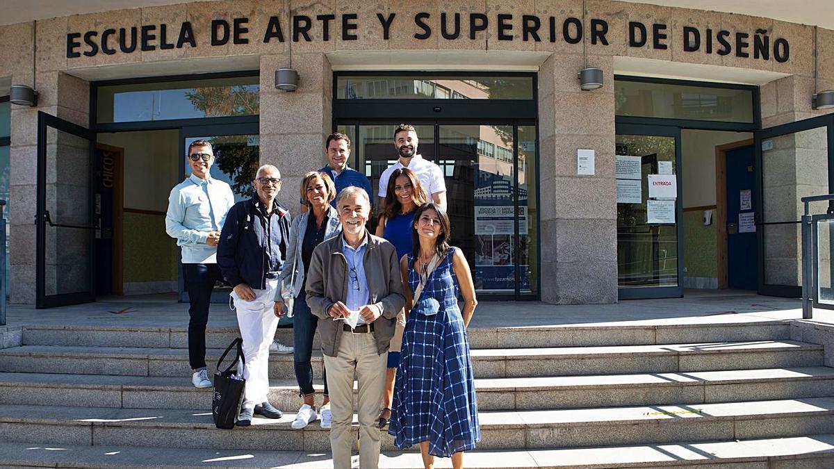 Profesores italianos y zamoranos, a las puertas de la Escuela de Arte y Superior de Diseño.