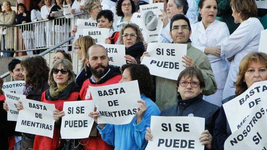 Unos 300 sanitarios exigen al Clínico dos días más de permiso