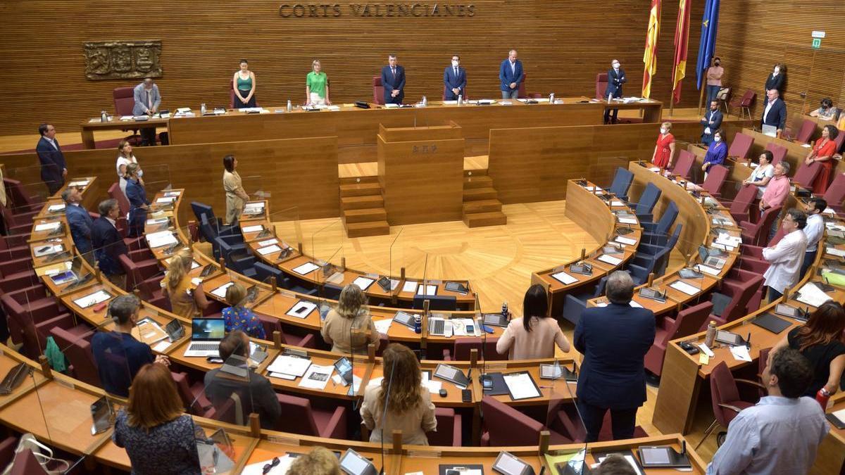 El hemiciclo guardó hoy un minuto de silencio por las muertes en la valla de Melilla.