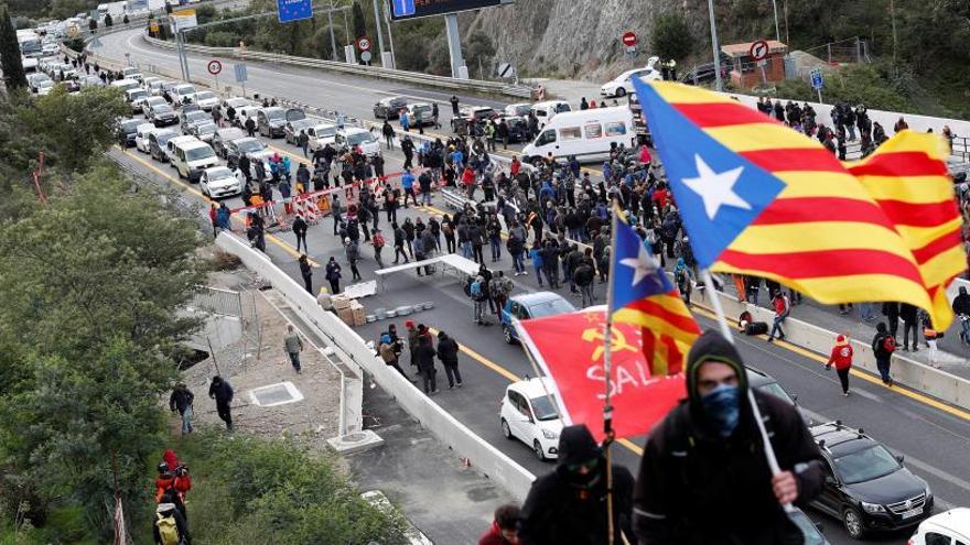 Manifestantes protestando por la sentencia del procés