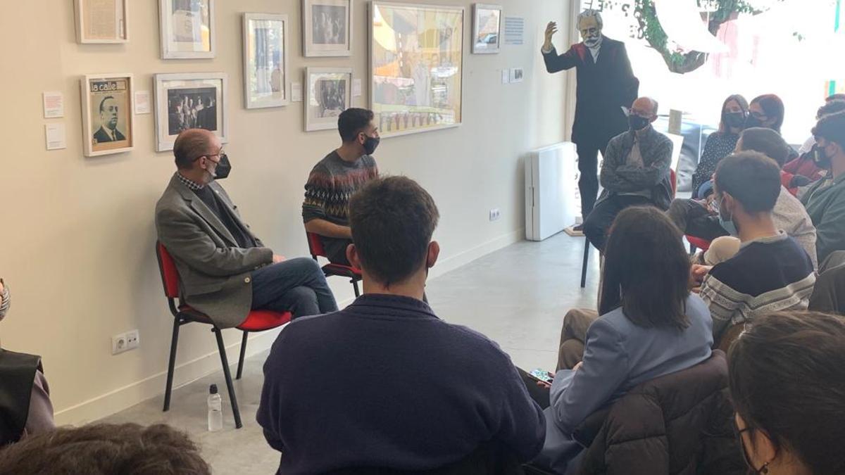 Lambán, sentado y mirando a su izquierda, en un acto de las Juventudes Socialistas este domingo en Ejea.