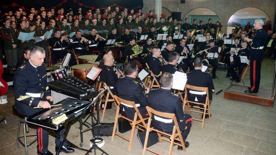 La banda de música de la Escuela Naval actuó en el Multiusos de la plaza de abastos de Marín. // R.V.