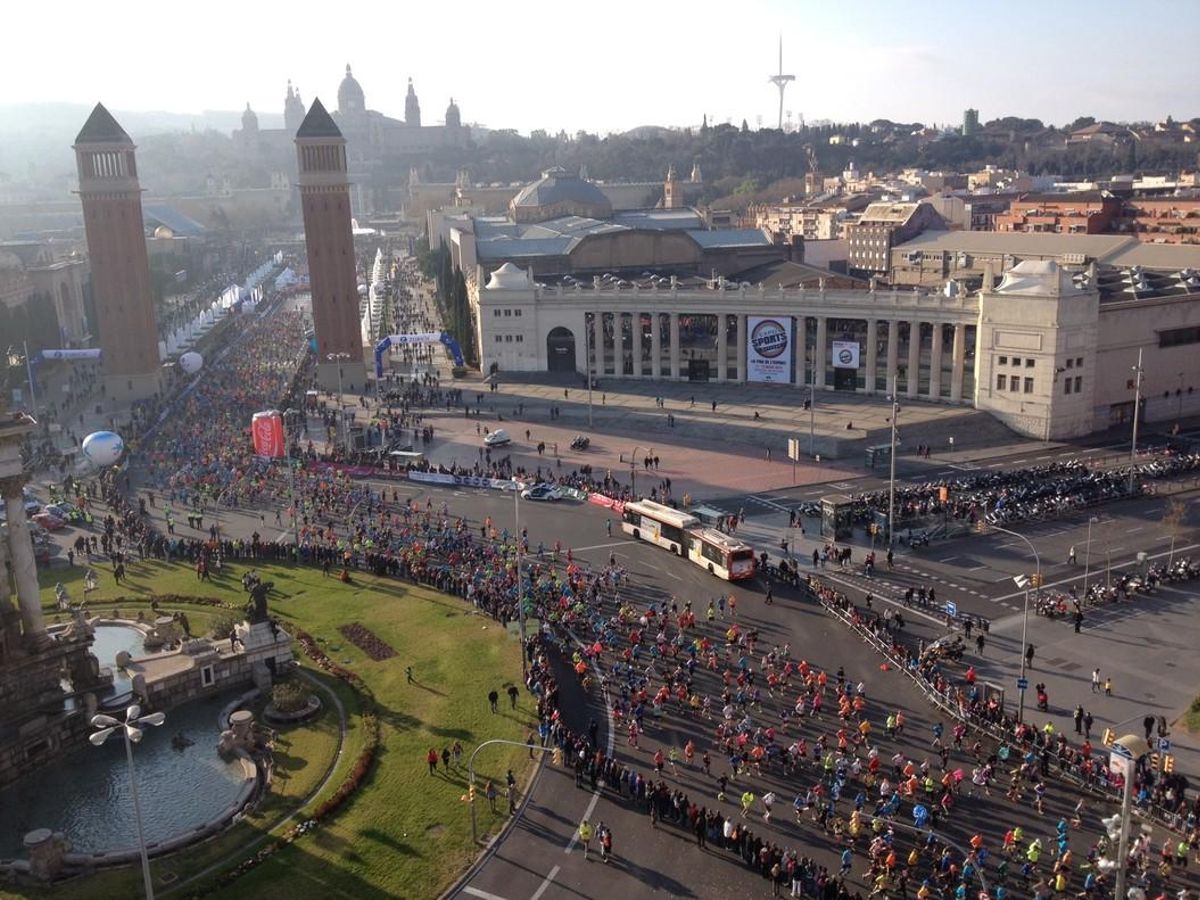 Sortida de la marató a la plaça d’Espanya. 