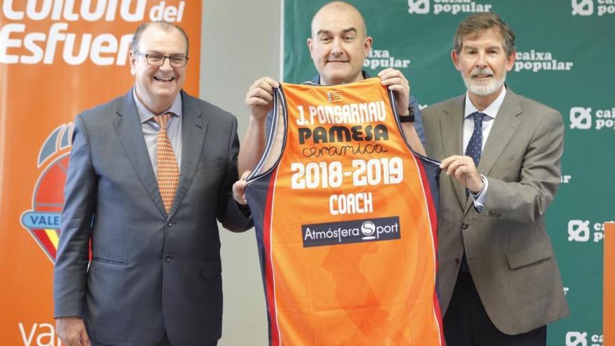 Ponsarnau, en el centro, con la camiseta del Valencia Basket.