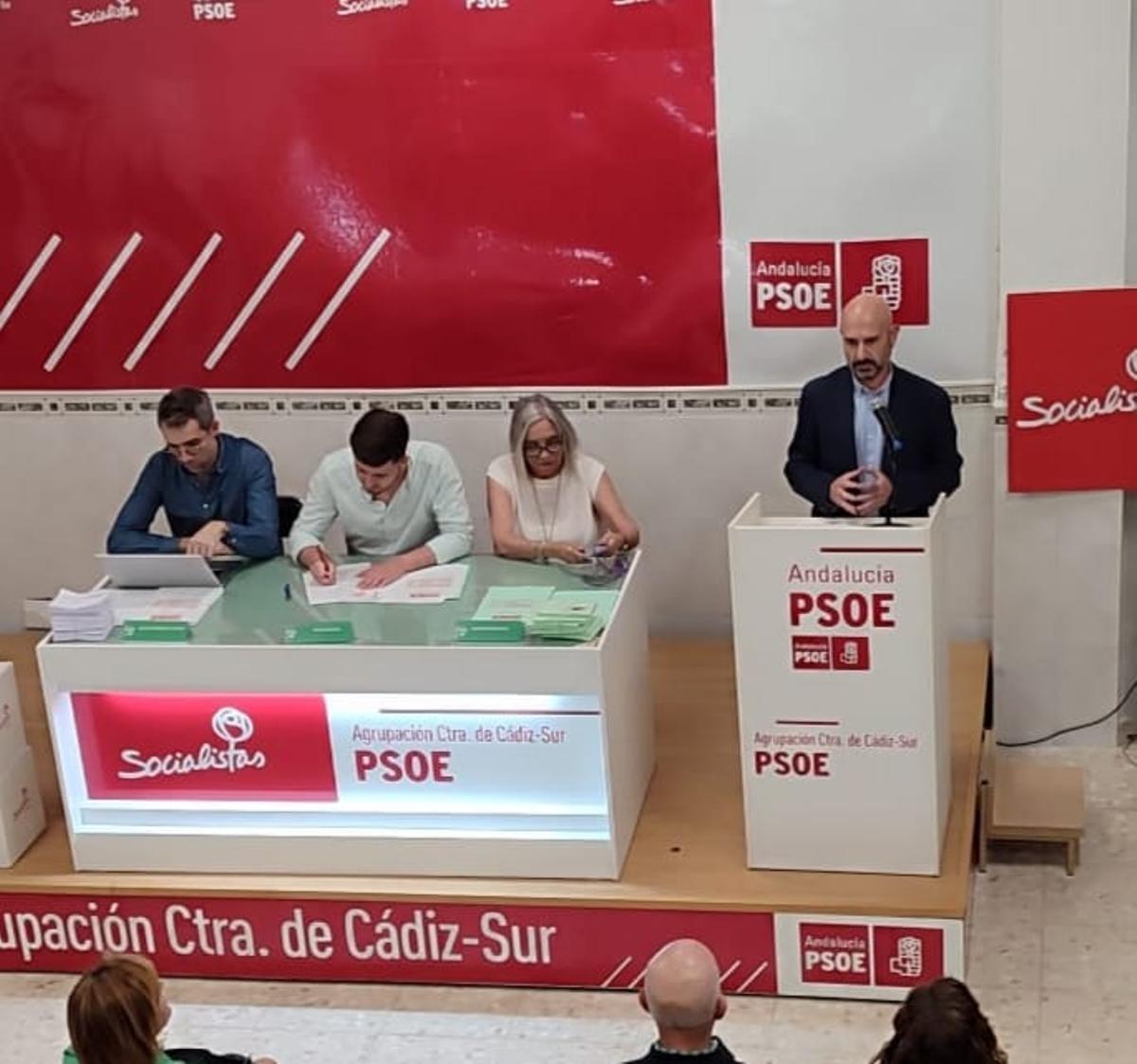 Javier Salas interviene en la asamblea.