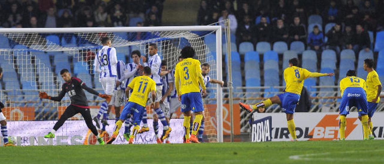 Willian José convierte el libre indirecto ante la Real Sociedad.