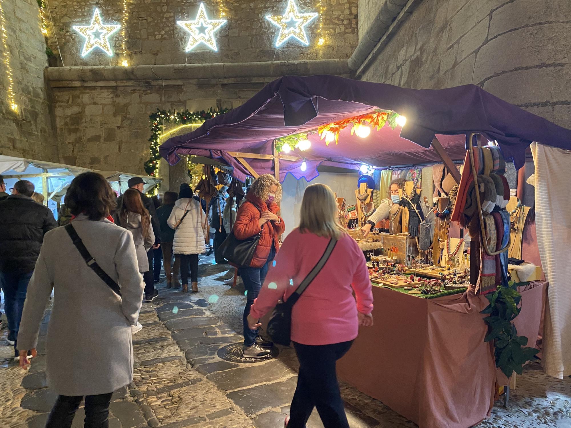 Fusión de luces e historia en Peñíscola con el mercado medieval y el alumbrado de Ferrero Rocher