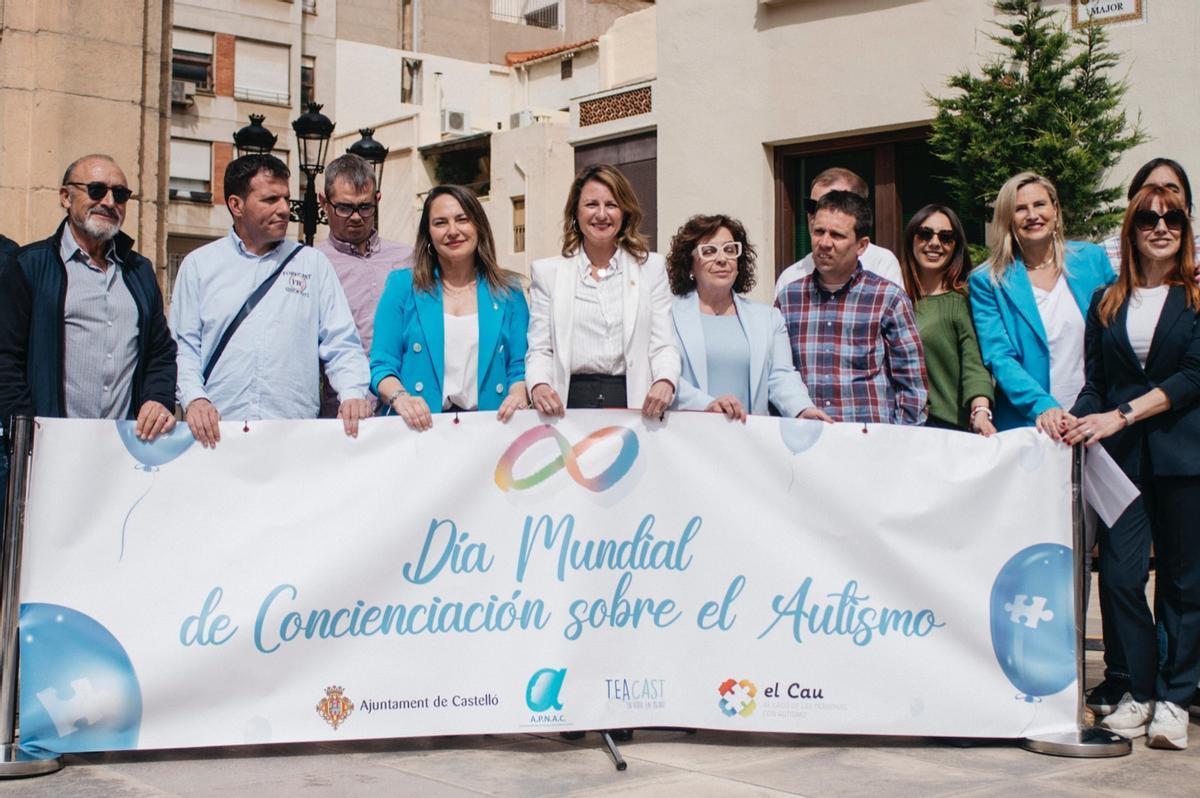 La alcaldesa, Begoña Carrasco, junto a la concejala de Bienestar Social, Maica Hurtado, y otras autoridades y organizaciones implicadas, ha participado en la lectura del manifiesto