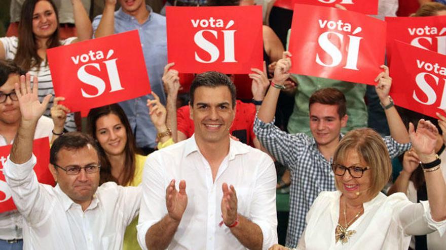 El candidato socialista a la presidencia del Gobierno, Pedro Sánchez, durante un mitin en Málaga junto a Miguel Ángel Heredia y Adelaida de la Calle.