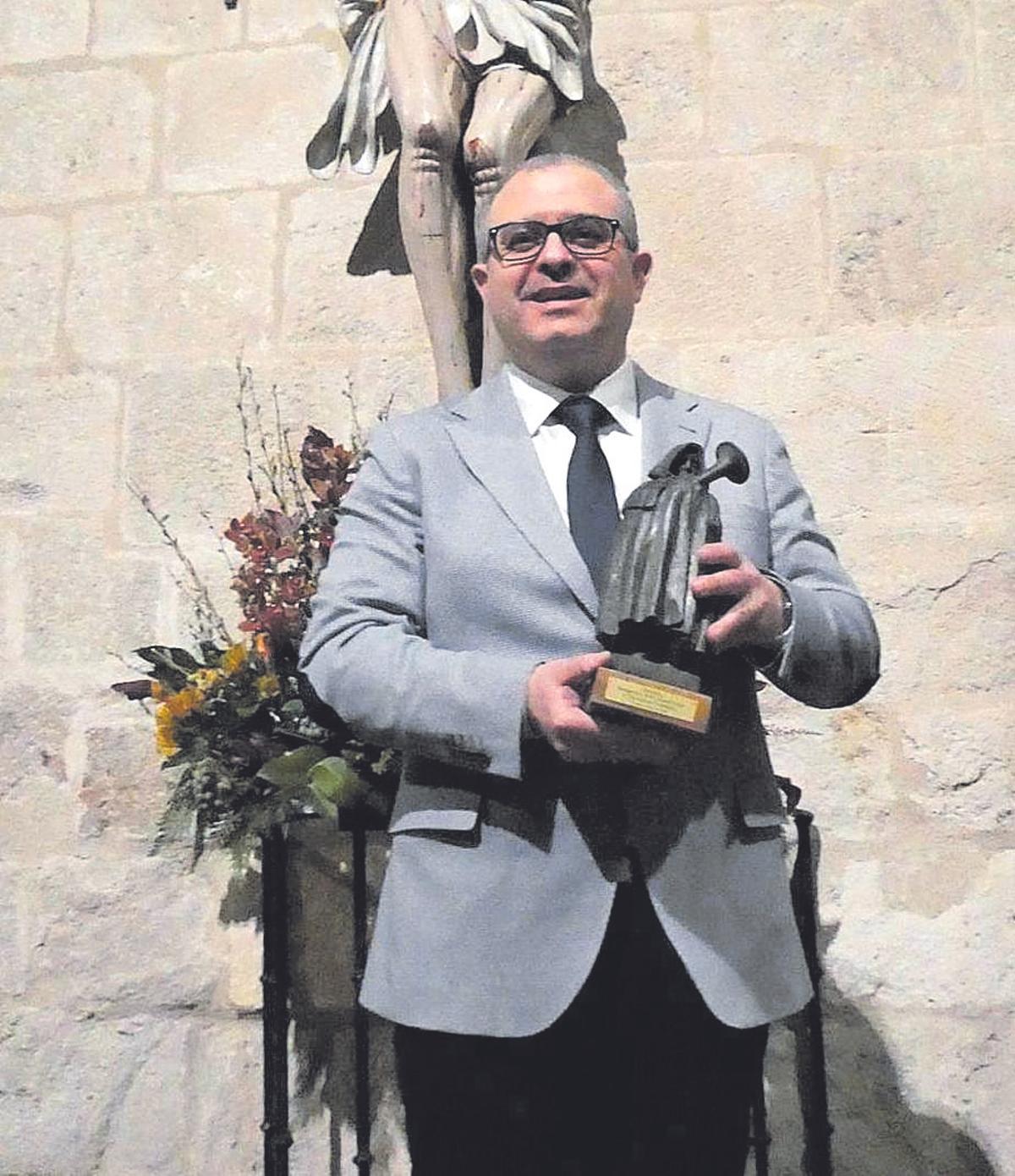 El músico y compositor con el Bombardino de las Capas.