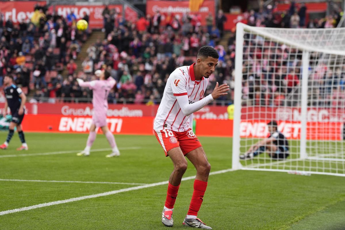 Ounahi celebra su tanto en la goleada del Girona frente al Athletic en Montilivi.