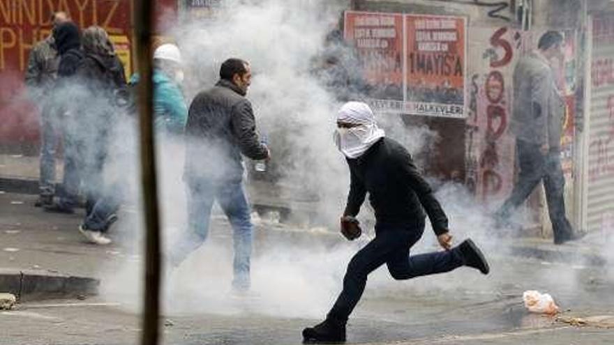 Decenas de heridos y detenidos en Estambul | El Gobierno turco intentó impedir la celebración del 1º de Mayo en Estambul, movilizando a 20.000 policías que tomaron la plaza Taksim. Hubo graves disturbios (como se puede ver en las fotografías superiores) con decenas de heridos y detenidos. El transporte público de metro, tranvía, autobuses y barcos estuvo interrumpido. Reuters