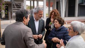 El alcalde de Barcelona, Jaume Collboni, hablando con unas vecinas del barrio de la Verneda.