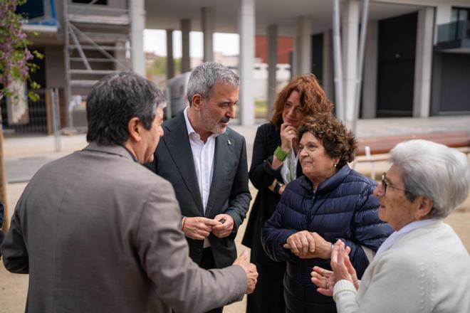 El alcalde de Barcelona, Jaume Collboni, hablando con unas vecinas del barrio de la Verneda.