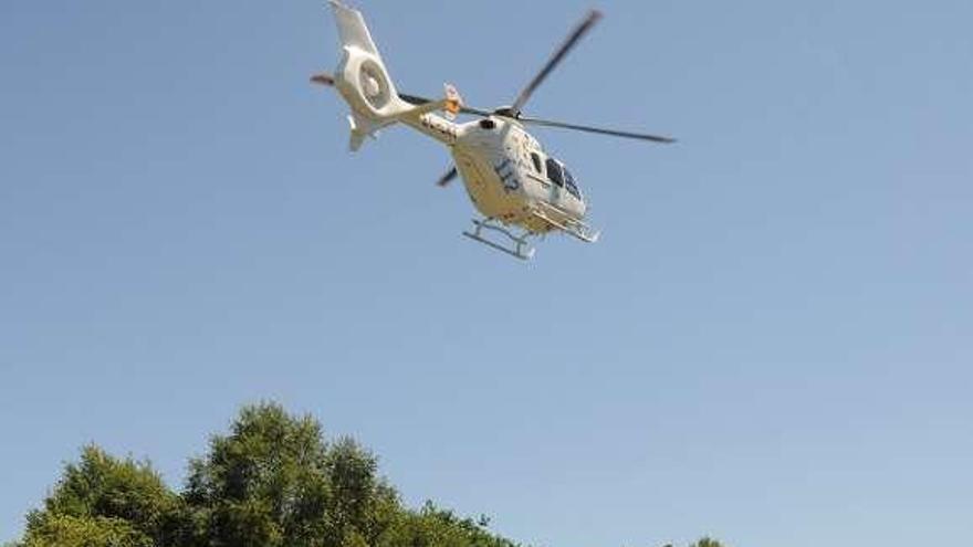 Un helicóptero del 112 sobrevuela un accidente.  // Bernabé/J. Lalín