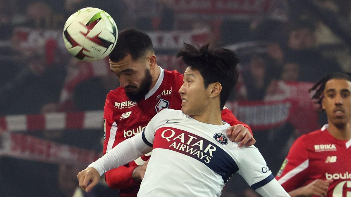 Kangin Lee disputa un balón contra el Lille