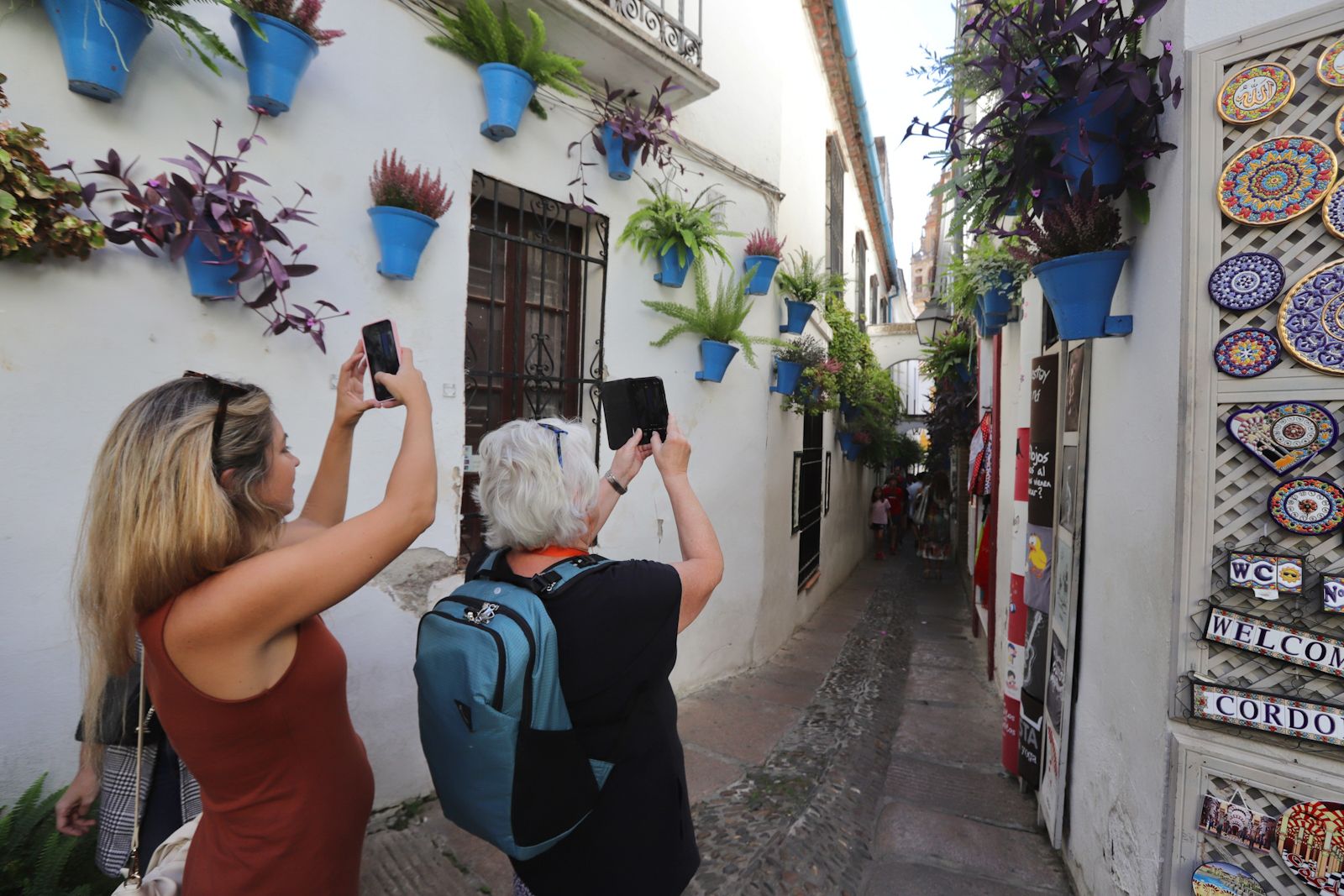 Miles de turistas celebran el puente del Pilar en Córdoba