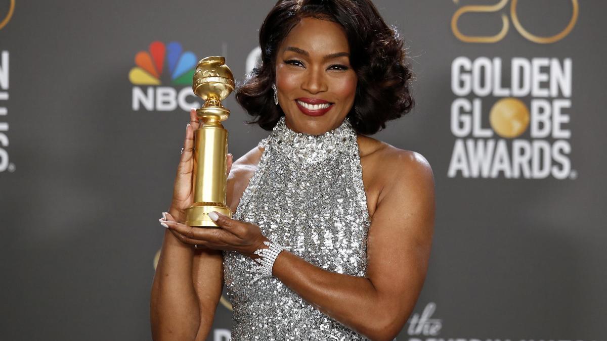 La actriz estadounidense Angela Bassett, con su Globo de Oro a Mejor Actriz Secundaria en una Película.