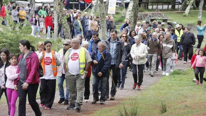 Un momento de la &quot;andaina reivindicativa&quot; en torno al lago que congregó a numerosos vecinos. // S.A.