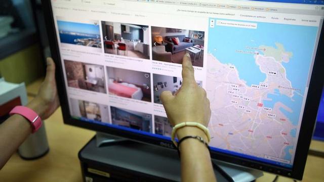 Varios pisos turísticos anunciados en una plataforma ‘online’. |   // VÍCTOR ECHAVE