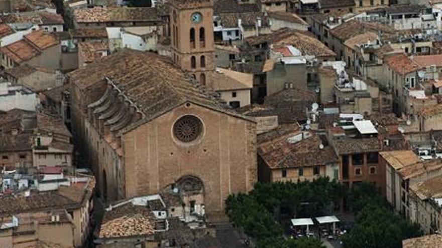 Vista aérea del centro de la villa de Pollença.