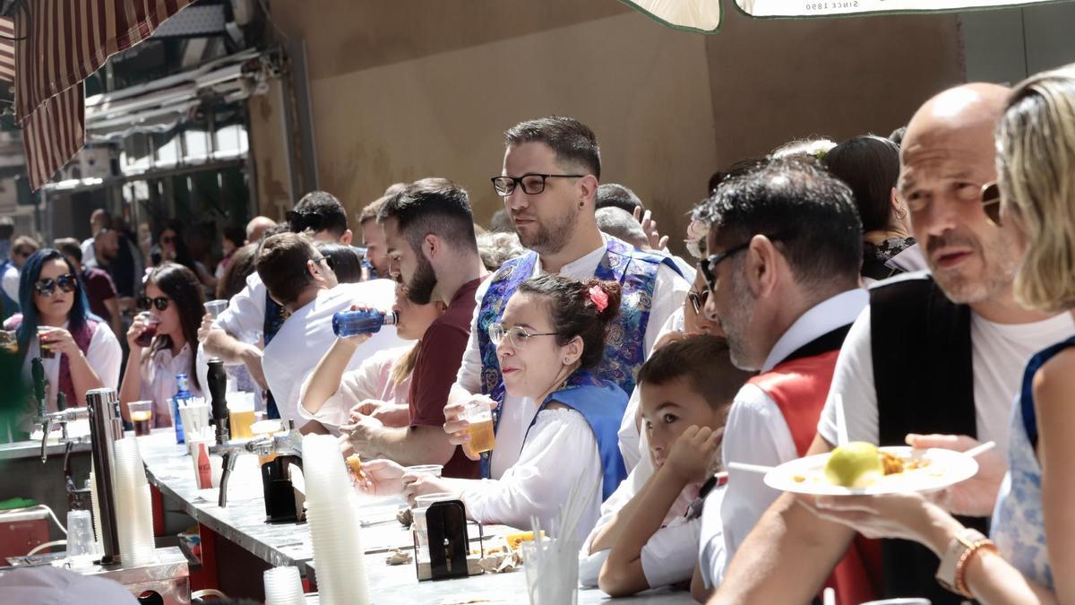 Barra de un local durante el día del Bando de la Huerta en Murcia.