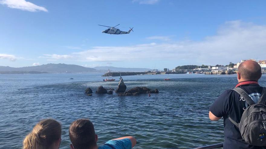 El helicóptero Pesca 1, evacuando a una de las personas &quot;heridas&quot; .