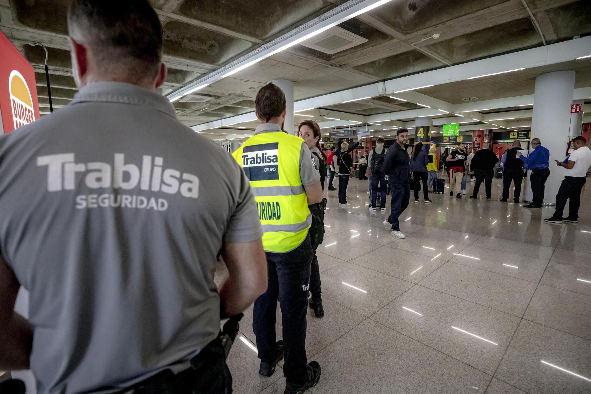 Trabajadores de  Trablisa en el aeropuerto de Palma el pasado abril, durante el conflicto del sector del taxi con los piratas.