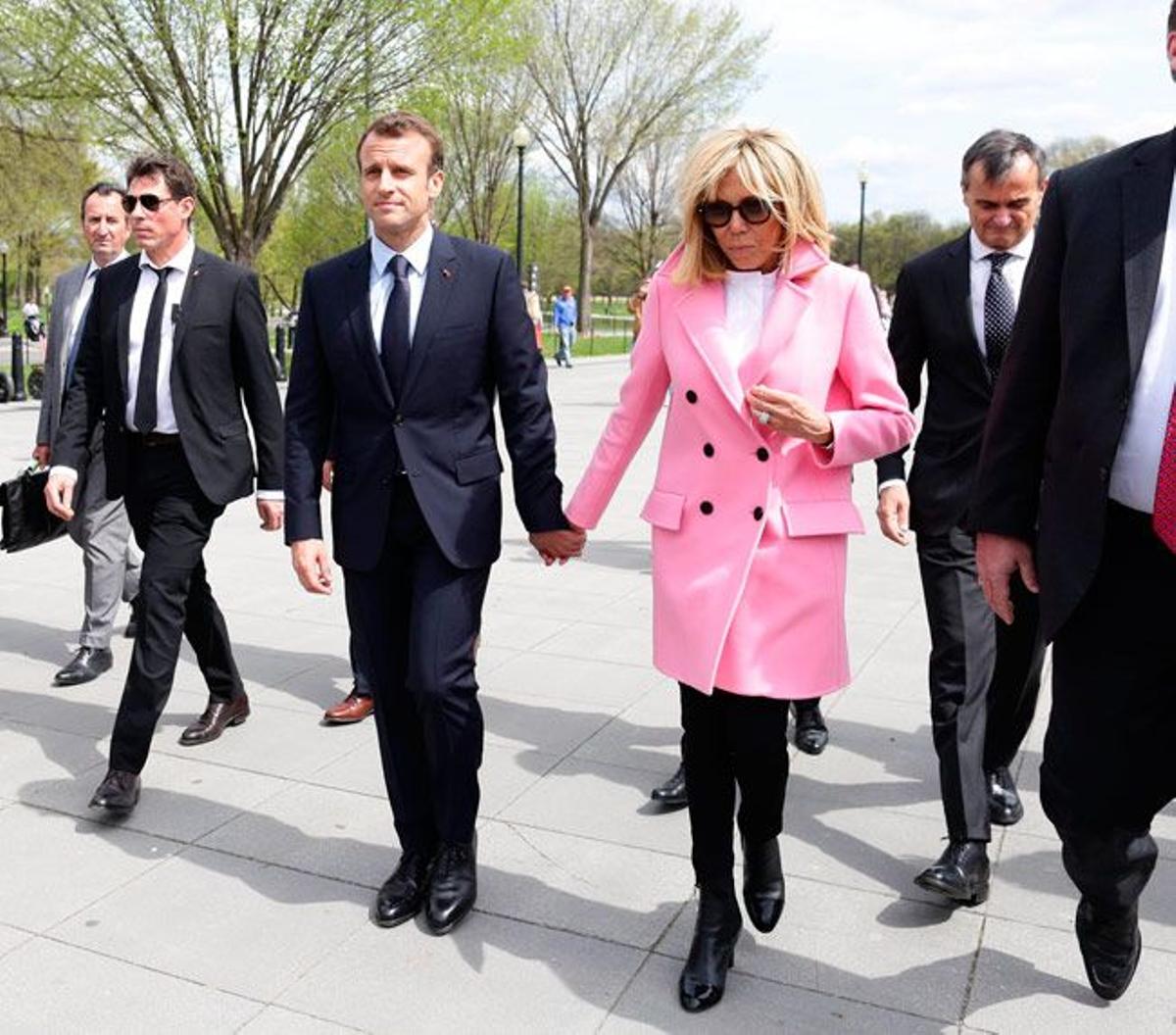 Brigitte Macron con abrigo de rosa de Louis Vuitton junto a Emmanuel Macron en Washington D.C.