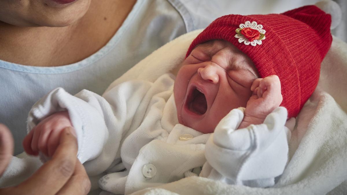 Un bebé recién nacido en un hospital extremeño.