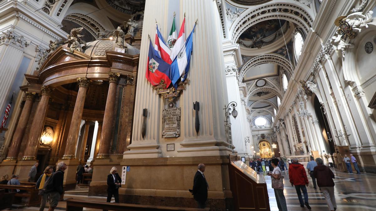 Las dos bombas que se exhiben dentro de El Pilar fueron usadas durante el franquismo como un elemento propagandístico para agrupar a la población en torno al bando sublevado contra los republicanos, que tiraron los obuses sabiendo que no estallarían.