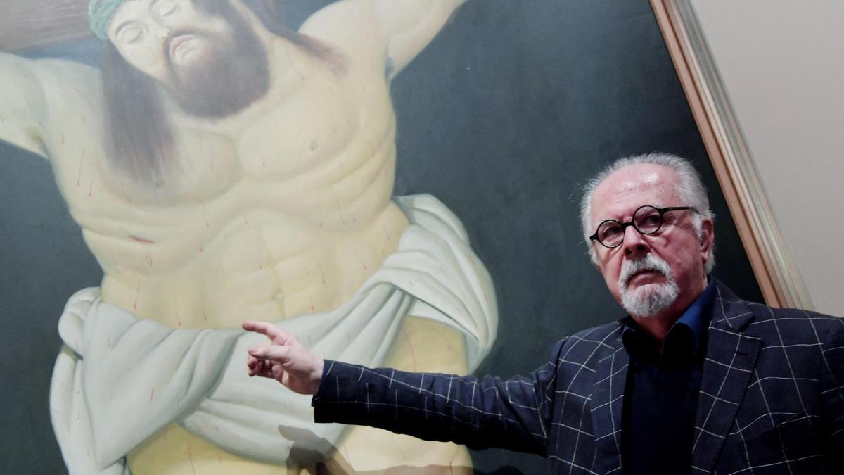 Fernando Botero, mostrando una de sus obras en Roma.