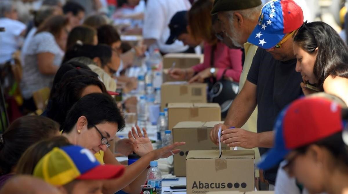 Residentes venezolanos de Barcelona votando en el simbolico plebiscito convocado por la oposición a Maduro