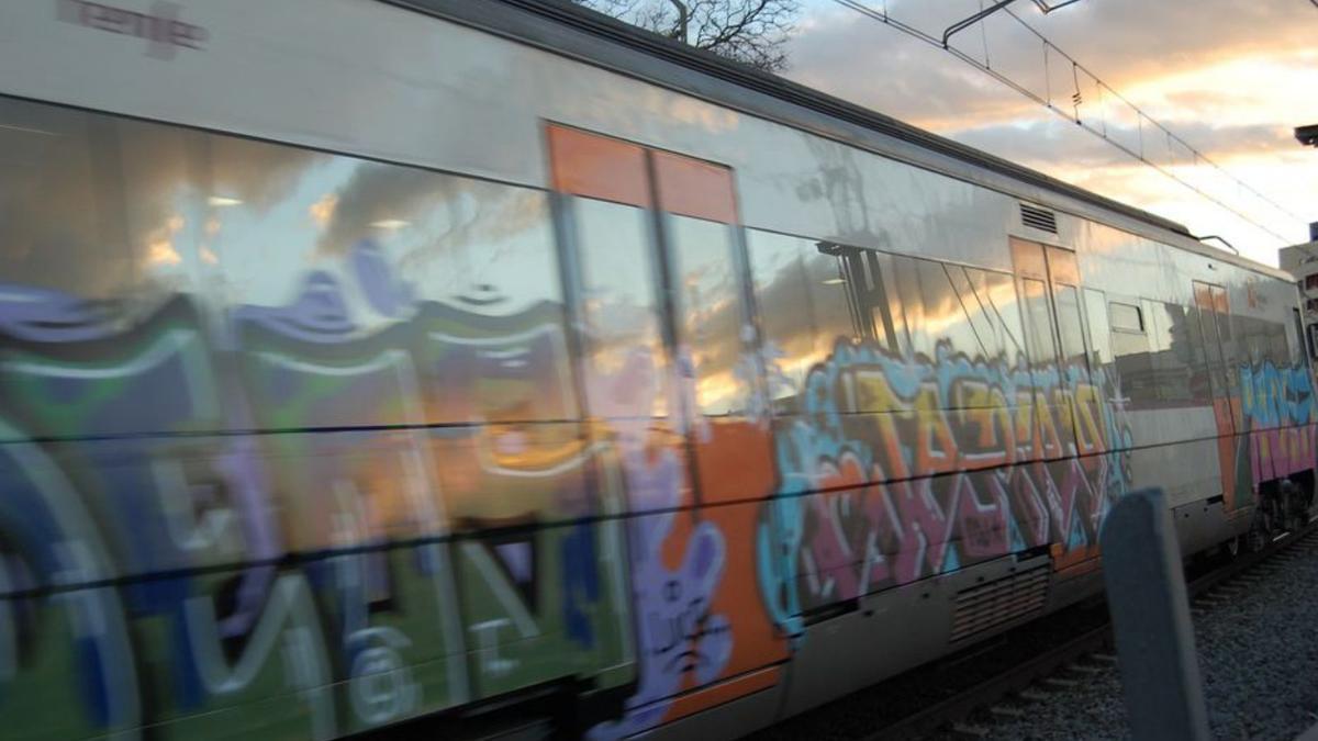 Un tren de Rodalies al seu pas per Figueres