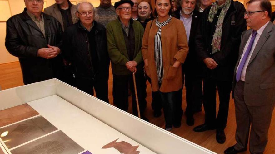 Alejandro Mieres, con bastón, rodeado de algunos de los artistas que lo homenajearon con sus obras.