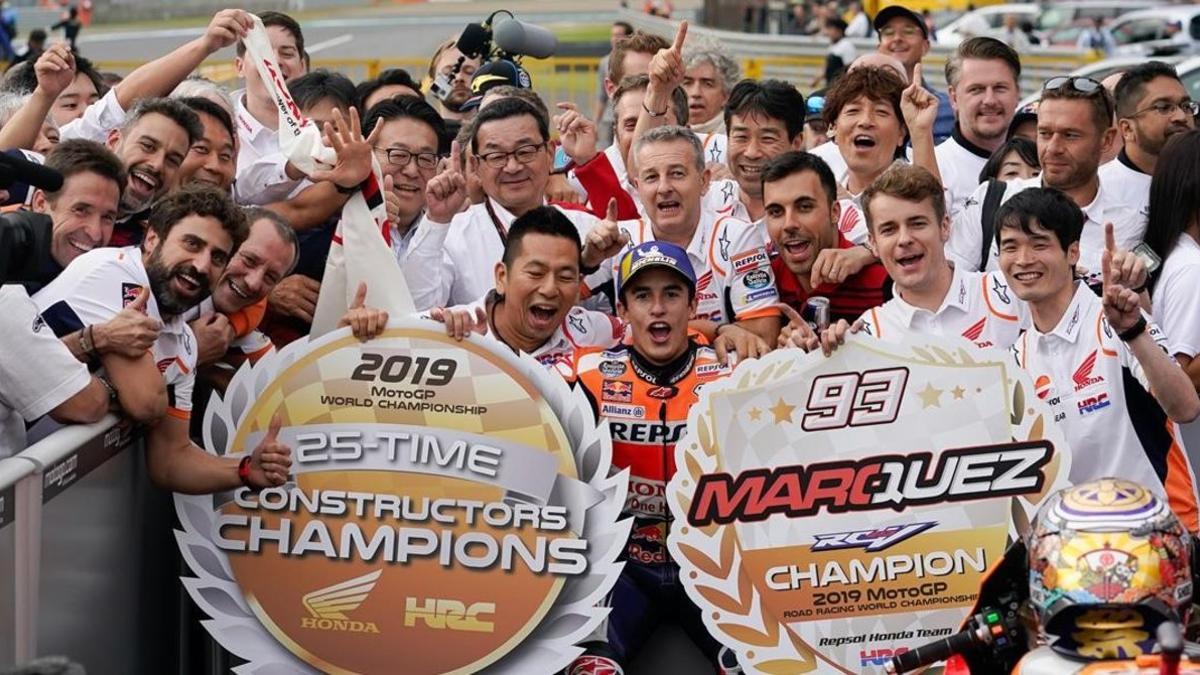 Marc Márquez comparte con su equipo la alegria de haber conseguido el título de constructores, en Motegi, para Honda.