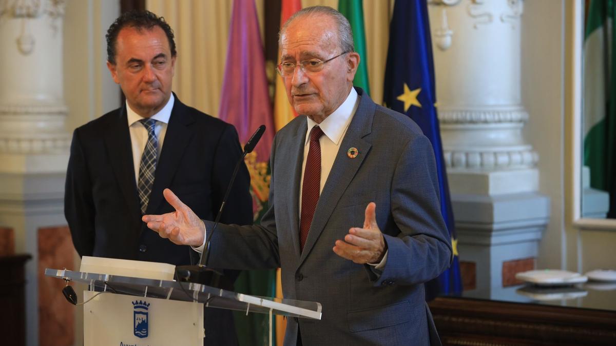 El alcalde Francisco de la Torre, con José María Muñoz, administrador judicial del Málaga CF, al fondo.