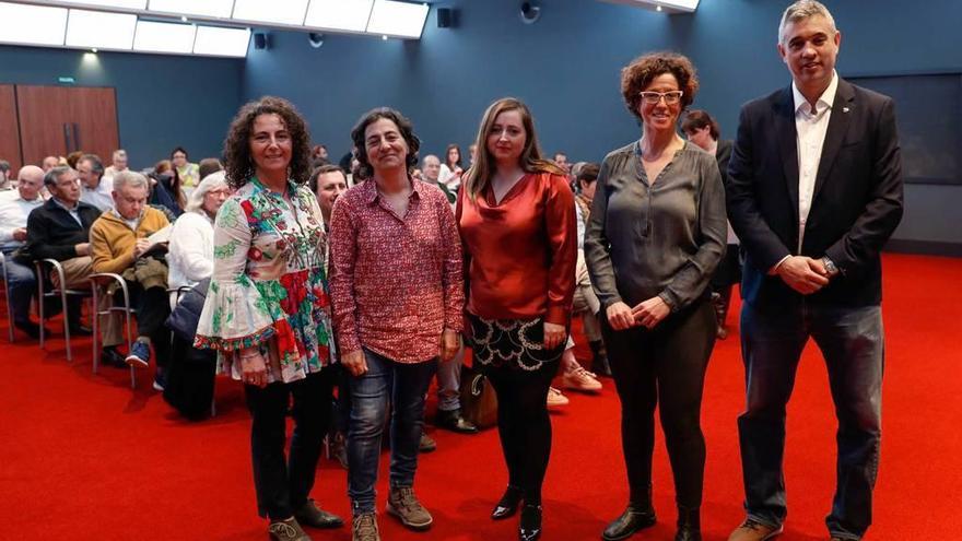 De izquierda a derecha, Dolores Pevida, Marián Moreno, Desireé Fernández, Covadonga Méndez-Navia y Celestino Rodríguez, ayer, en el Club Prensa Asturiana de LA NUEVA ESPAÑA.