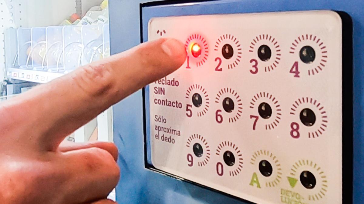 Botonera "aérea" instalada en las máquinas de vending del Hospital Álvaro Cunqueiro