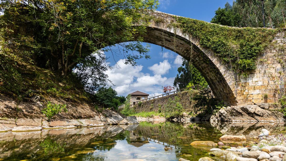 Puente peatonal medieval de piedra sobre el río Miera.
