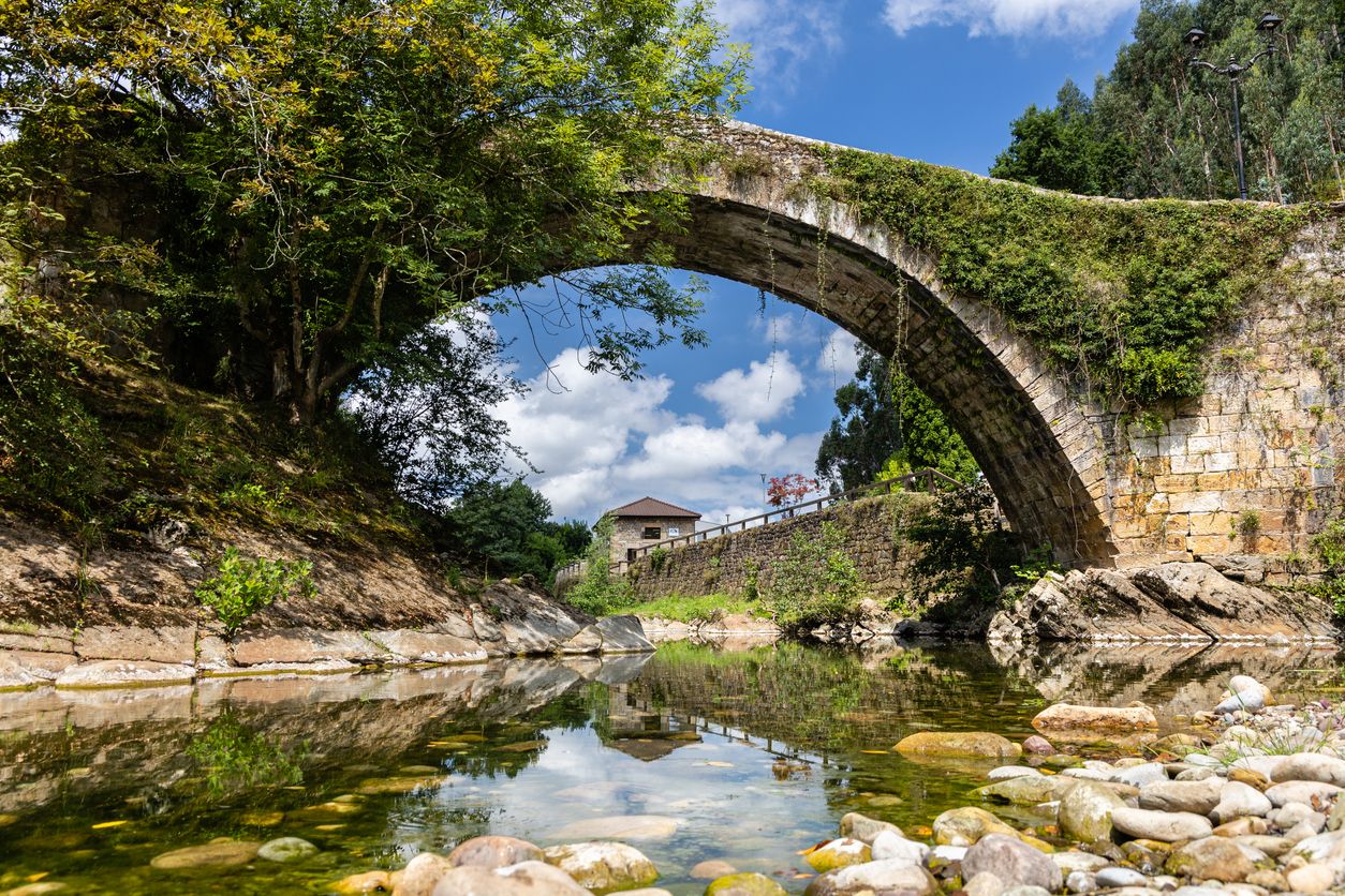 Puente peatonal medieval de piedra sobre el río Miera. Liérganes, Cantabria, España.