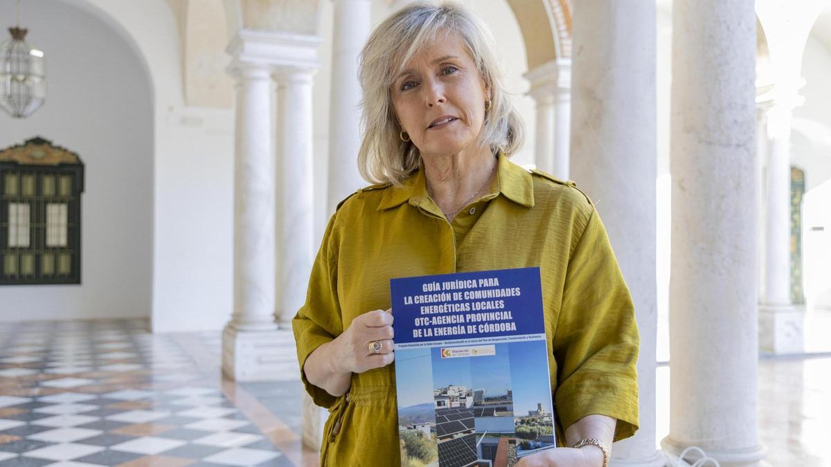 La responsable de Energía en la Diputación de Córdoba, Tatiana Pozo, con la guía para la creación de comunidades energéticas locales..