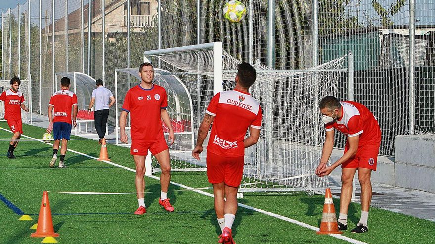 Entrenamiento de los jugadores de la Unión Deportiva Ourense. | // IÑAKI OSORIO