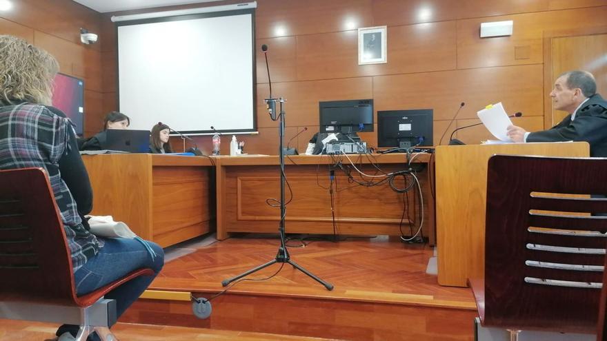 La ganadera escucha a su abogado durante el juicio celebrado ayer en el Juzgado de lo Penal. | J.N.