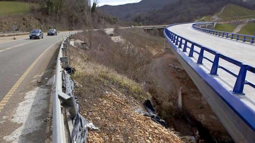 El desdoblamiento de la carretera de los túneles de Riaño, con la actual calzada a la izquierda y la nueva a la derecha.